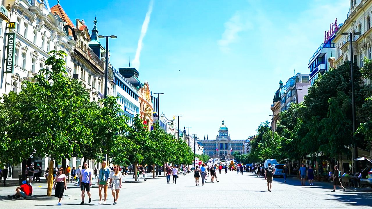 Exploring the Reconstruction and Differences Between Upper and Lower Wenceslas Square: A Design Analysis