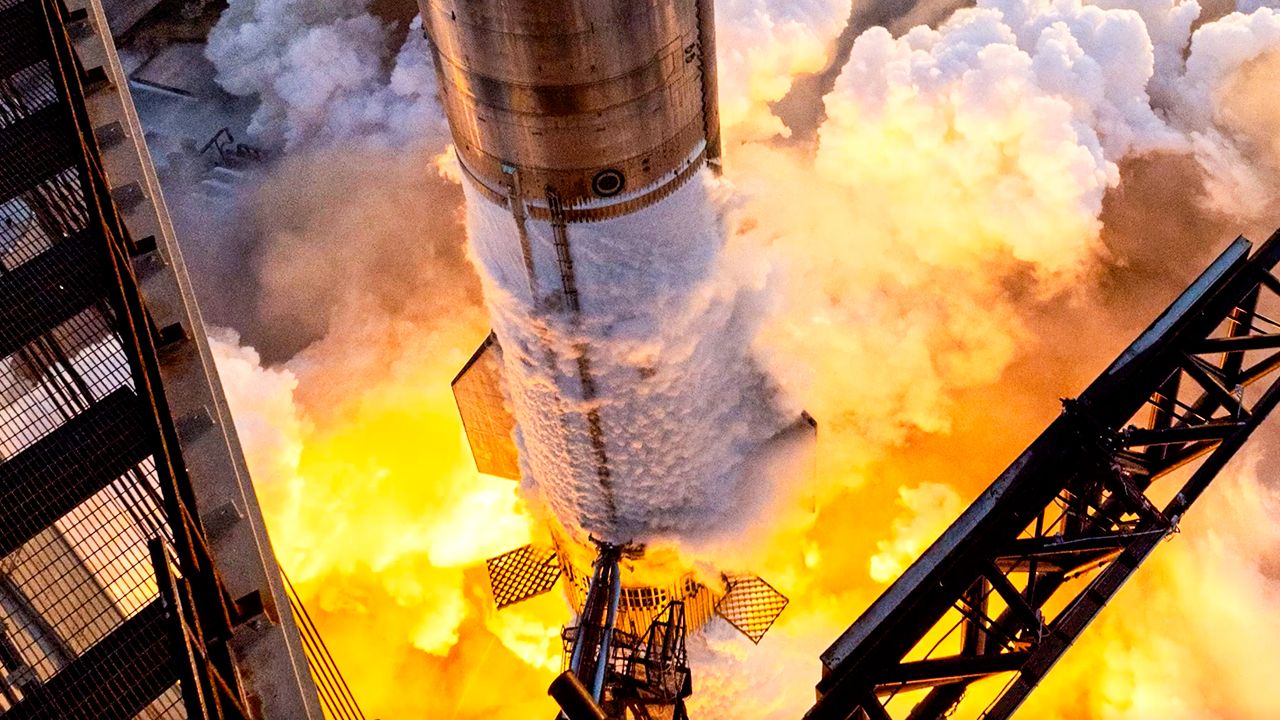 Super Rakieta Let rakety SuperHeavy s lodí Starship a lander Peregrine | Stream